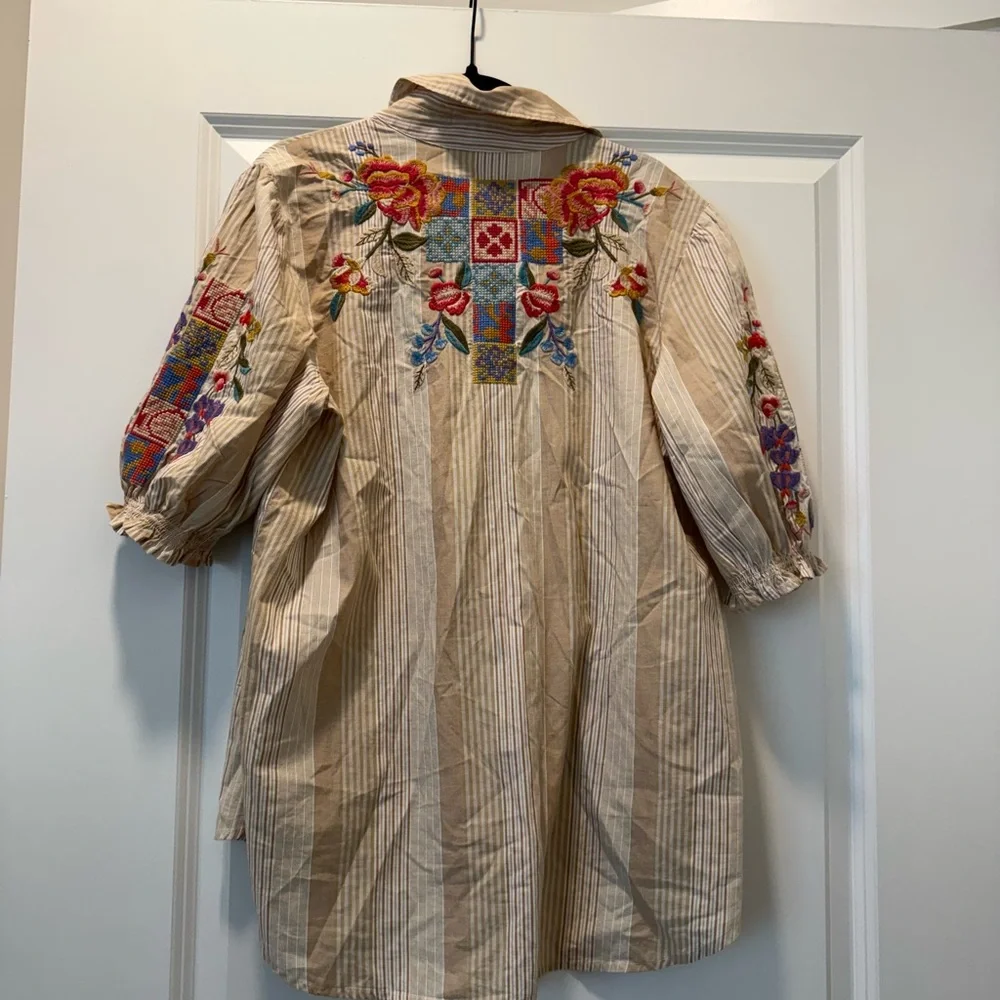 Johnny Was PETUNIA SMOCKED LISBON SHIRT. Size M - Picture 8 of 8